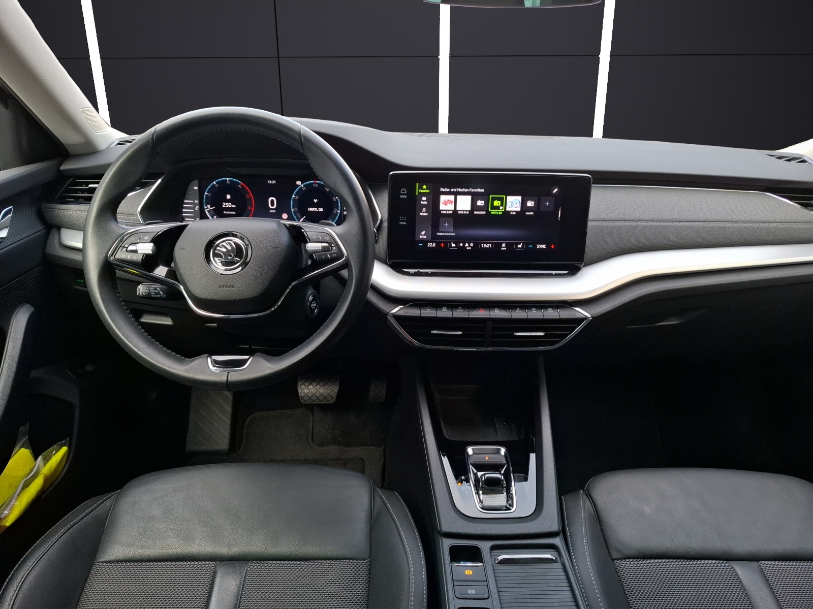 Fahrzeugabbildung SKODA Octavia Combi TDI First-Edition DSG Matrix Navi AID ACC SH 18