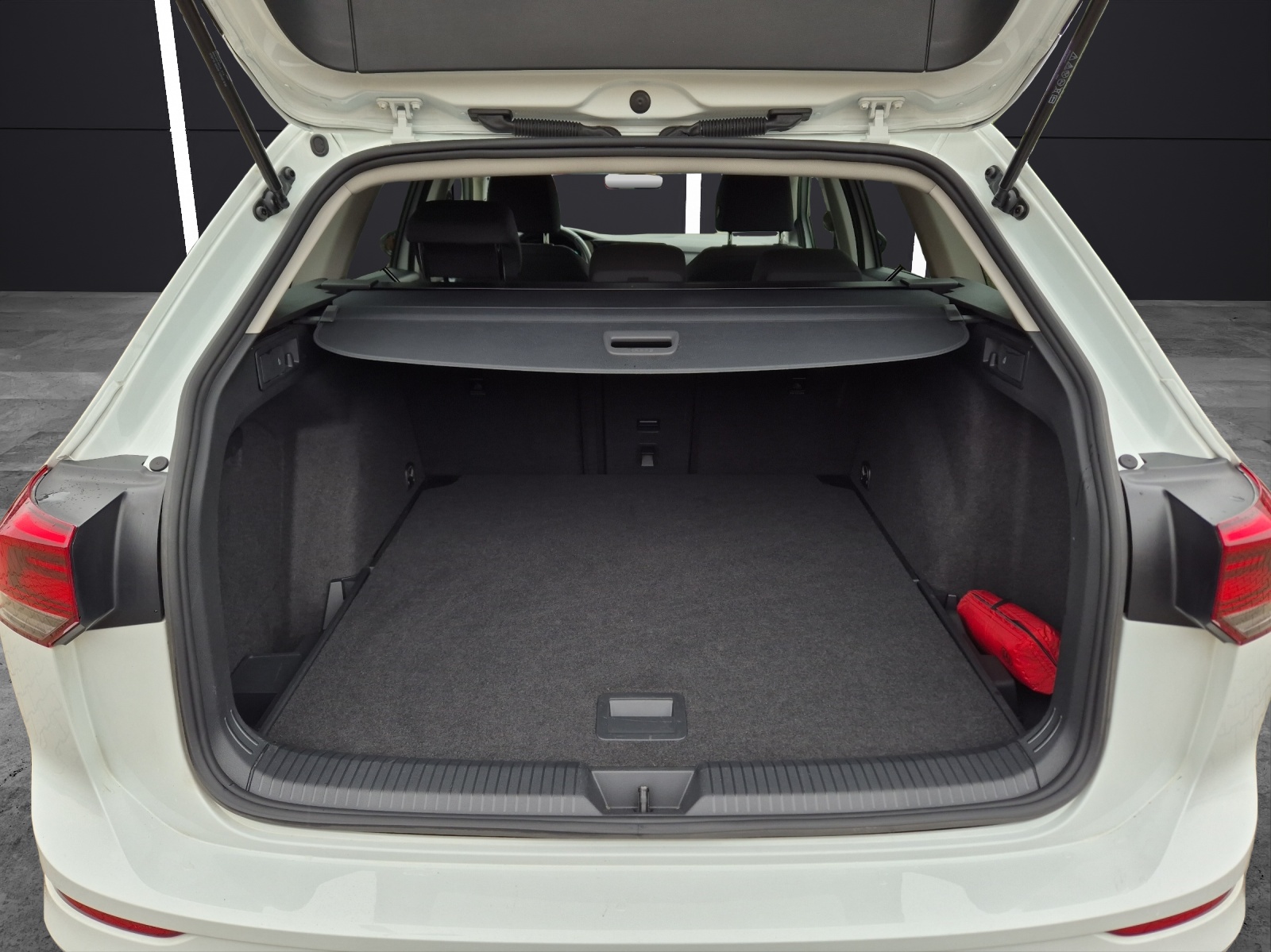 Fahrzeugabbildung Volkswagen Golf VIII Variant Life TSI NAVI CLIMA ACC SH