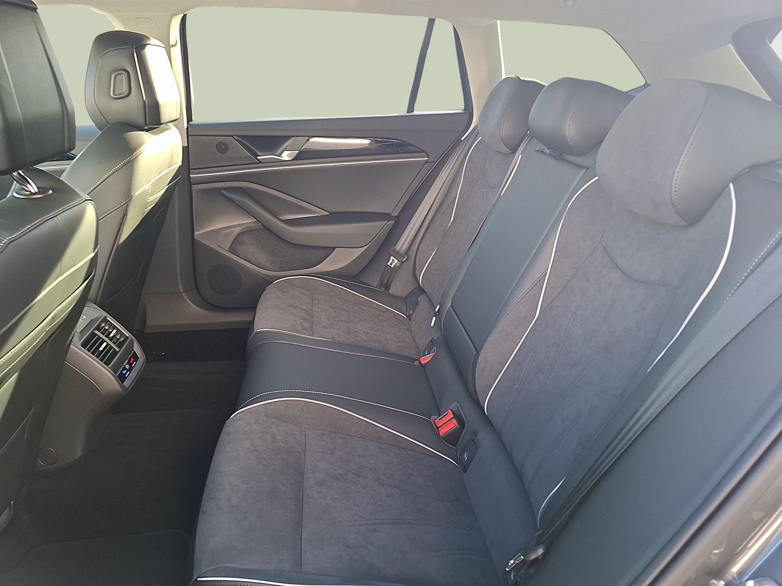 Fahrzeugabbildung Volkswagen Passat Variant TDI Business DSG LED AHK Navi AID ACC RFK SHZ