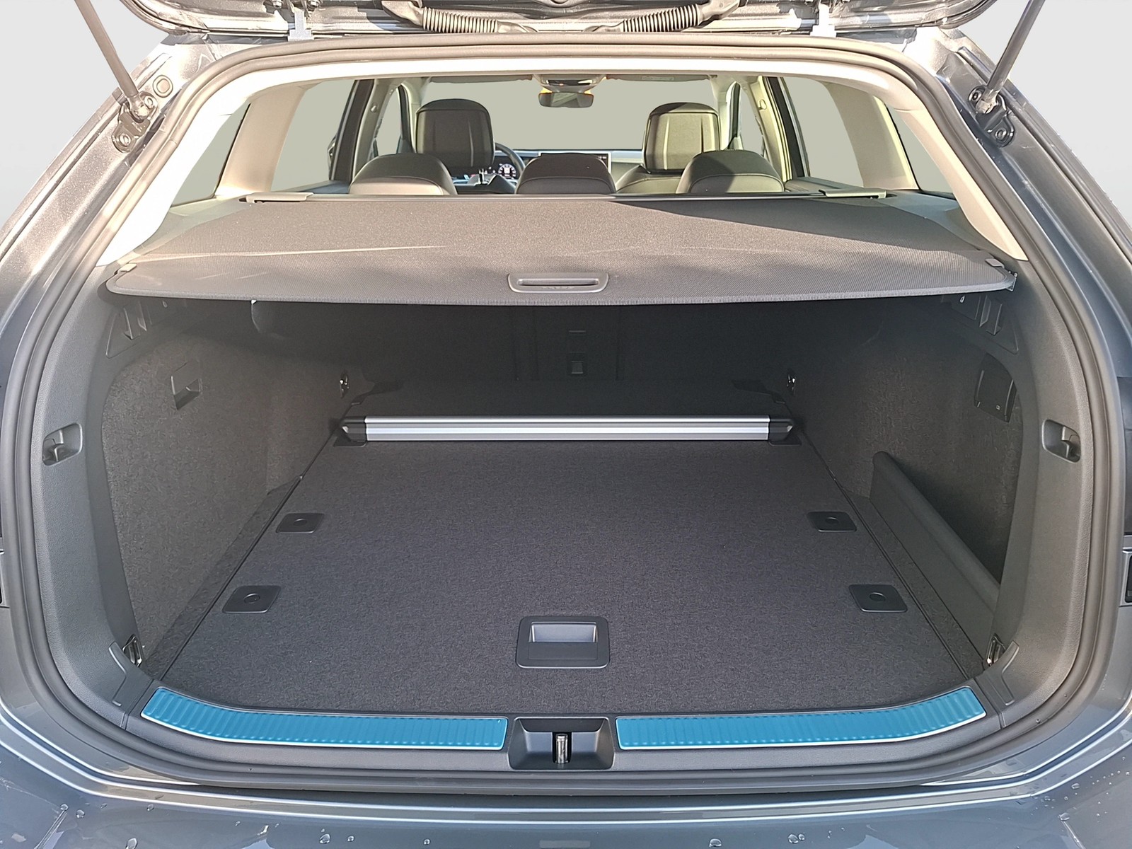 Fahrzeugabbildung Volkswagen Passat Variant TDI Business DSG LED AHK Navi AID ACC RFK SHZ