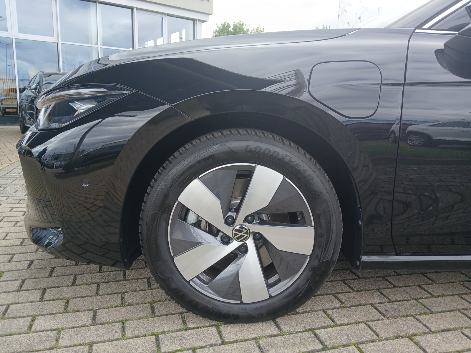 Fahrzeugabbildung Volkswagen Passat Variant eHybrid Business DSG LED Navi AID ACC RFK SH