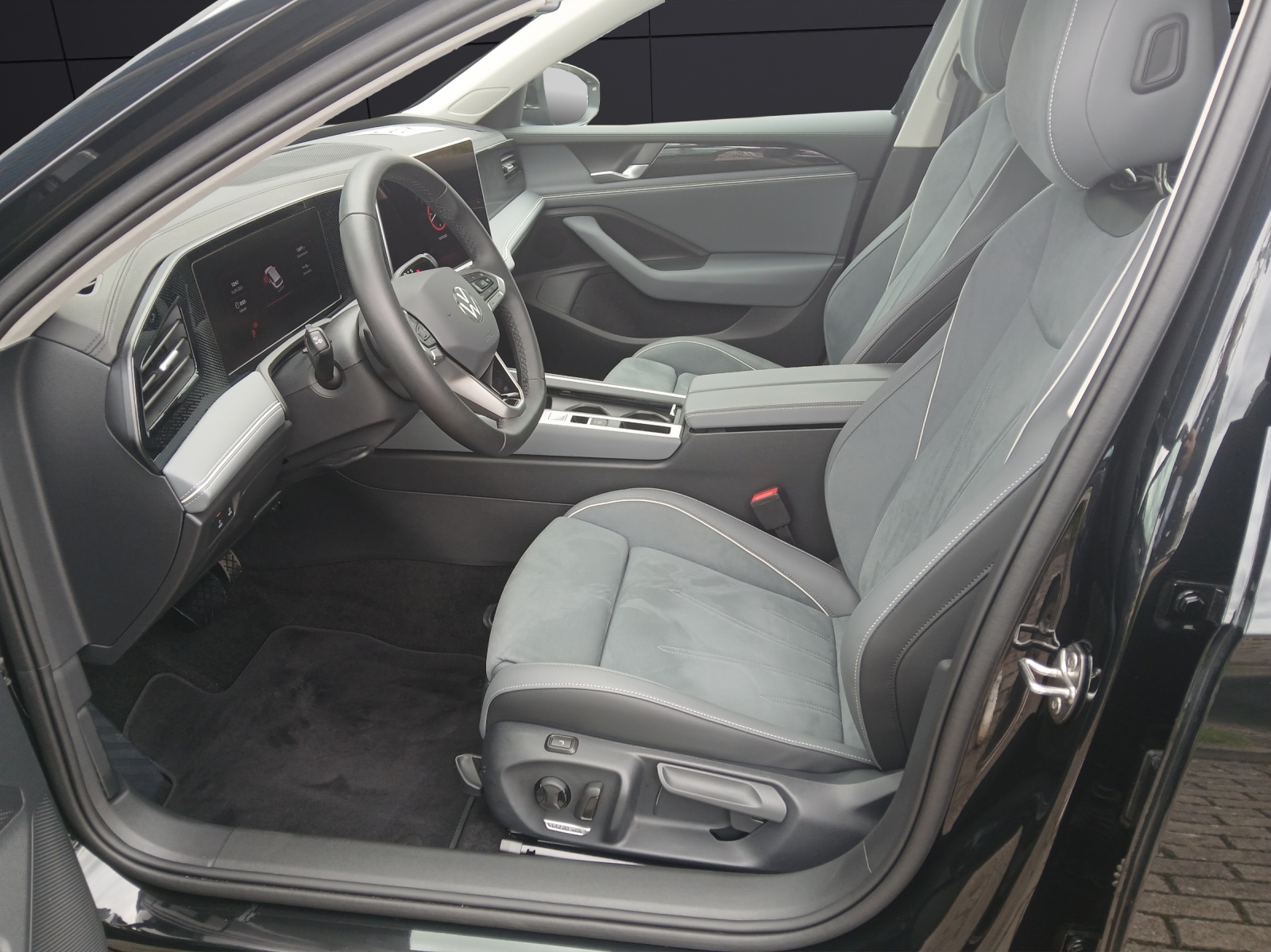 Fahrzeugabbildung Volkswagen Passat Variant eHybrid Business DSG LED Navi AID ACC RFK SH