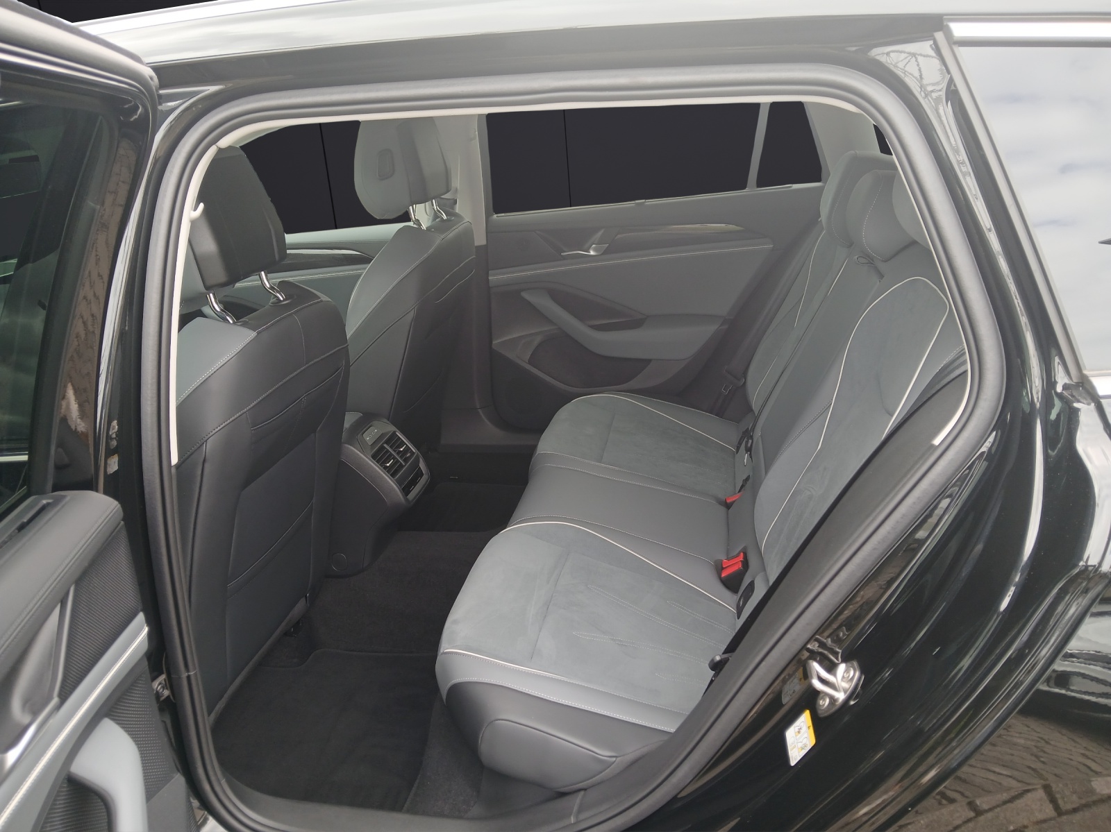 Fahrzeugabbildung Volkswagen Passat Variant eHybrid Business DSG LED Navi AID ACC RFK SH