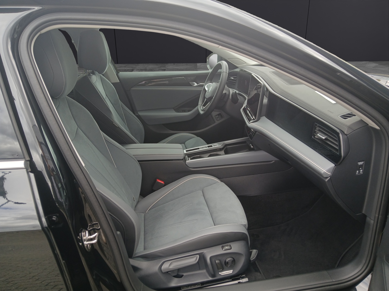 Fahrzeugabbildung Volkswagen Passat Variant eHybrid Business DSG LED Navi AID ACC RFK SH