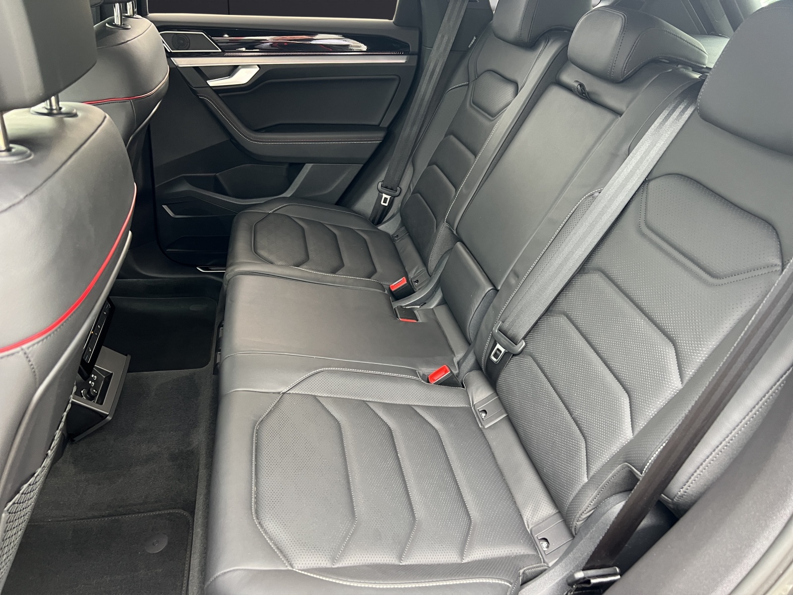 Fahrzeugabbildung Volkswagen Touareg TDI Edition-20 R-Line Matrix Navi STH AHK Luft Pano HUD AID RFK 22