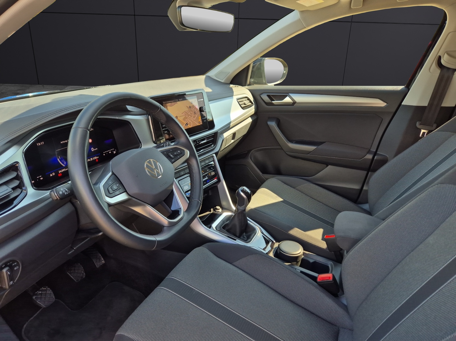 Fahrzeugabbildung Volkswagen T-Roc TSI Life LED Navi AID Park-Assist SH LM