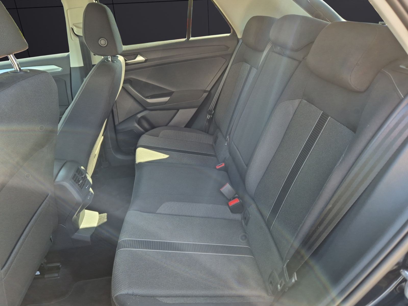 Fahrzeugabbildung Volkswagen T-Roc TSI Life LED Navi AID Park-Assist SH LM