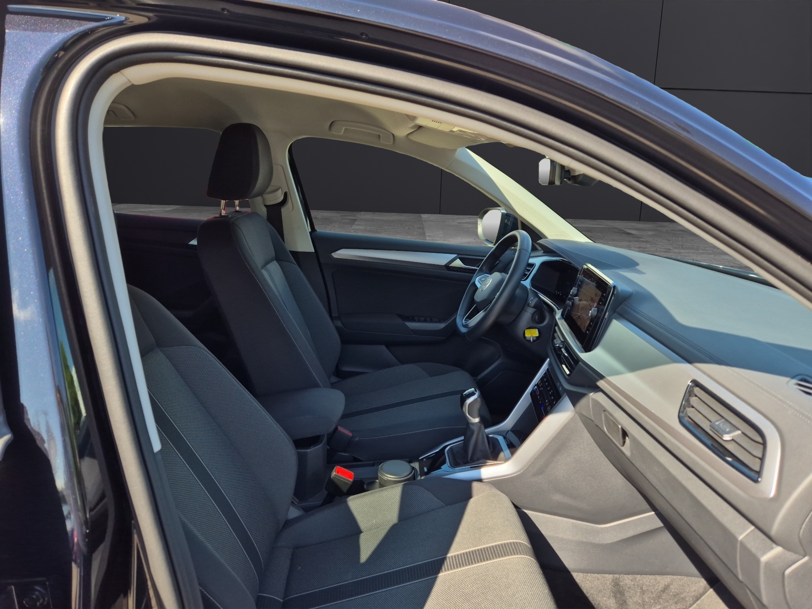Fahrzeugabbildung Volkswagen T-Roc TSI Life LED Navi AID Park-Assist SH LM