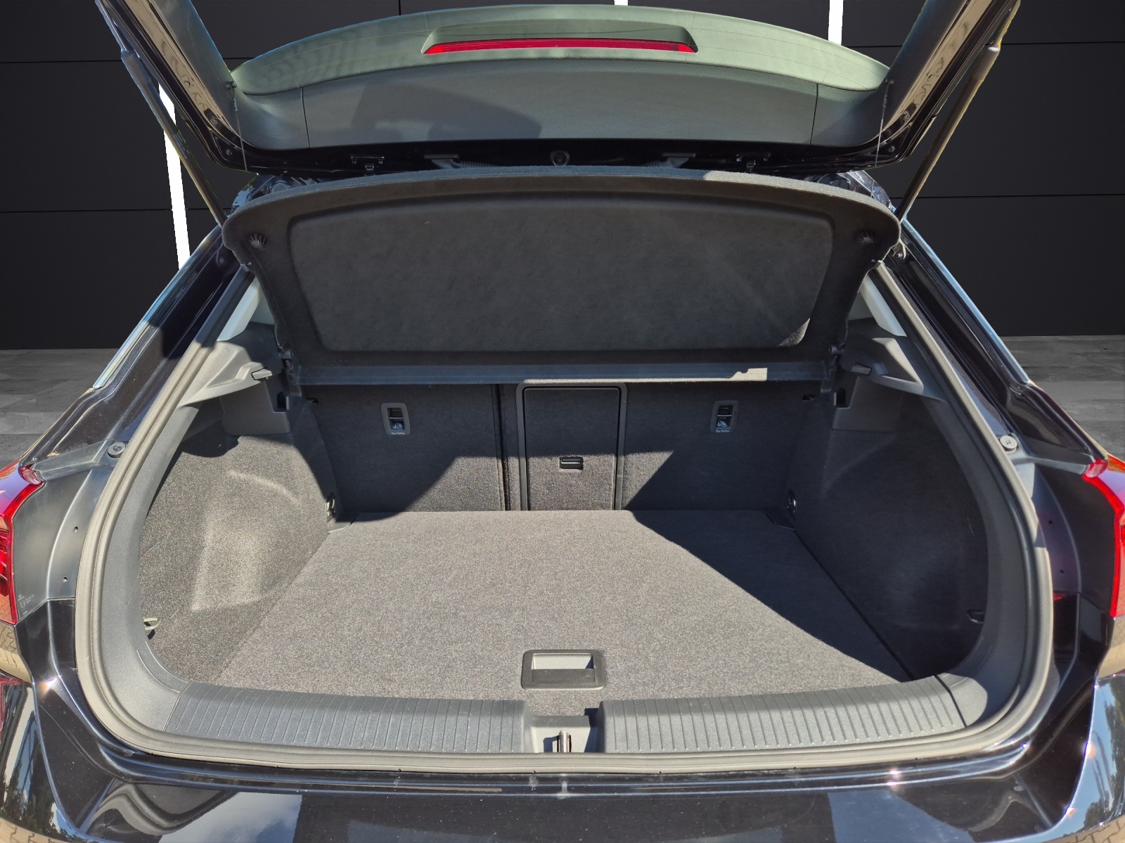 Fahrzeugabbildung Volkswagen T-Roc TSI Life LED Navi AID Park-Assist SH LM