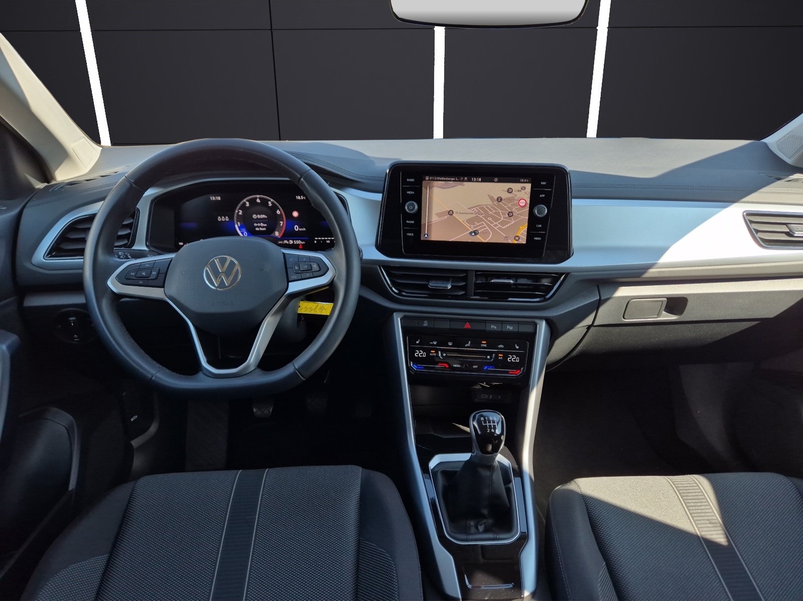 Fahrzeugabbildung Volkswagen T-Roc TSI Life LED Navi AID Park-Assist SH LM