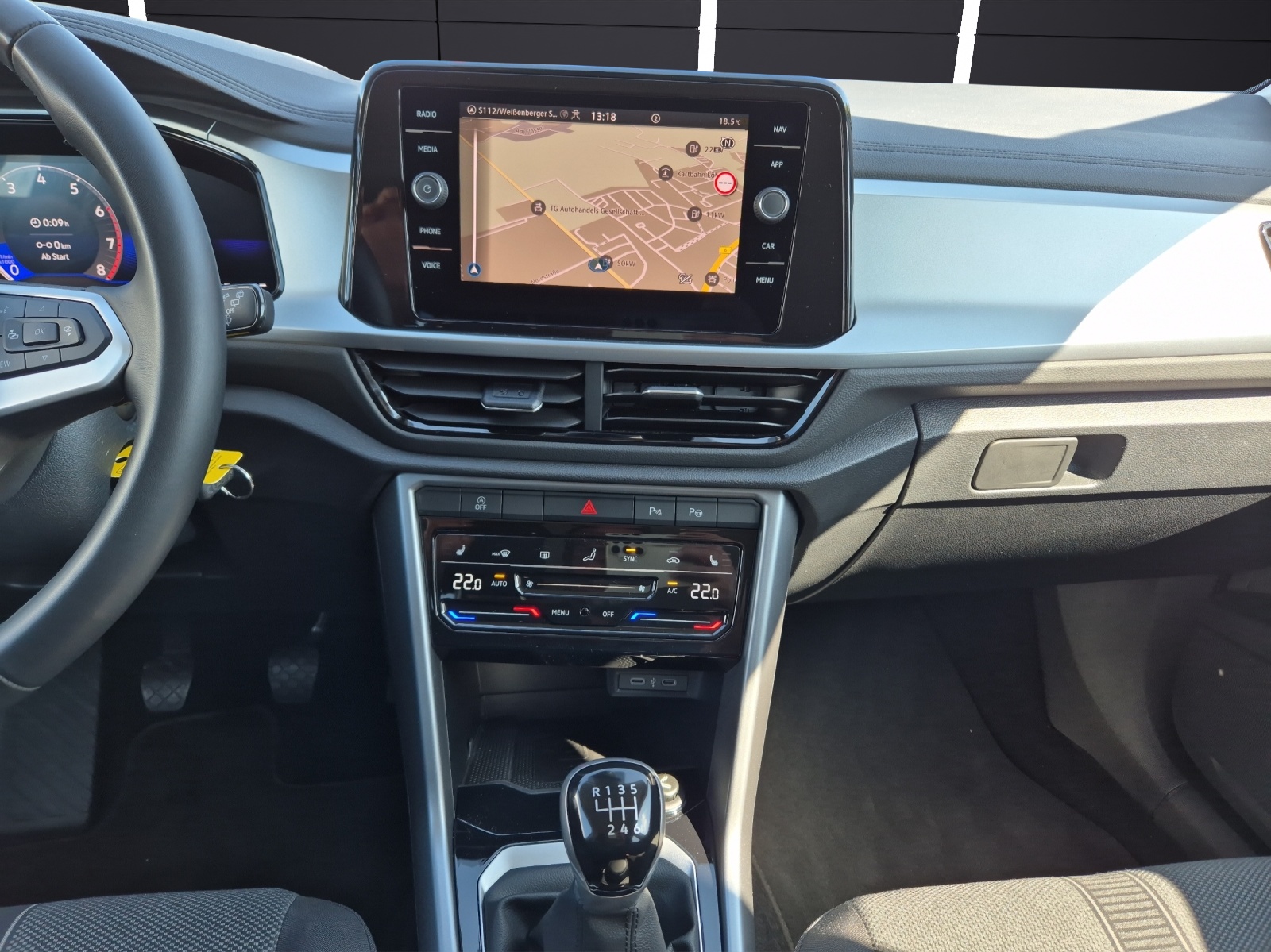 Fahrzeugabbildung Volkswagen T-Roc TSI Life LED Navi AID Park-Assist SH LM