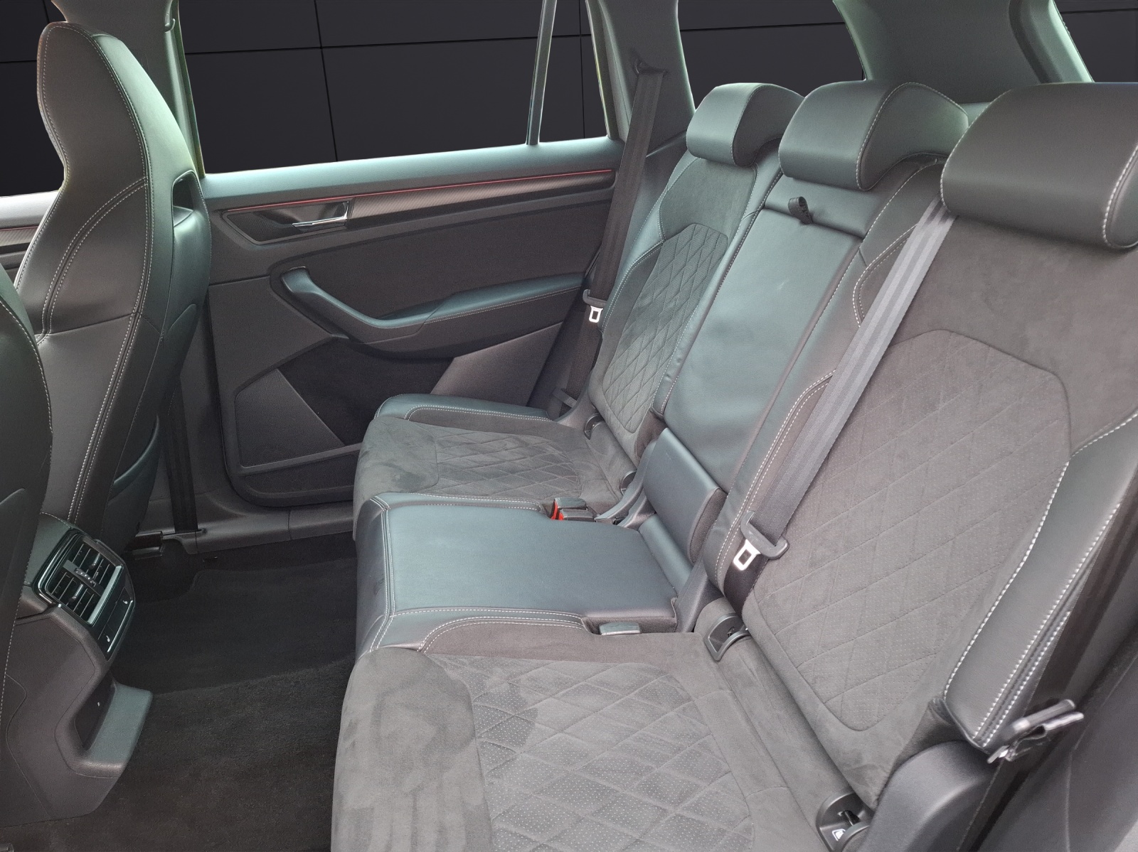 Fahrzeugabbildung SKODA Kodiaq TSI Sportline DSG Matrix Navi AID GRA PDC SH 19