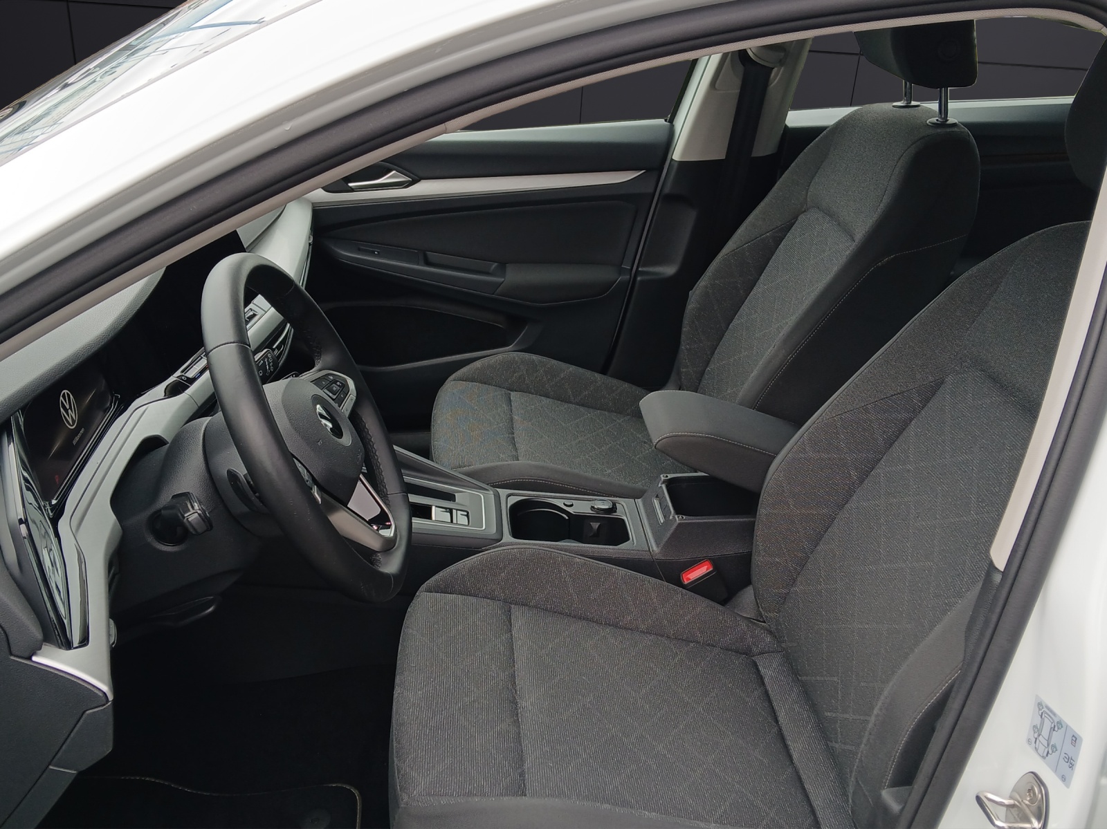 Fahrzeugabbildung Volkswagen Golf VIII Variant TDI Life DSG LED Navi AID ACC PDC SHZ