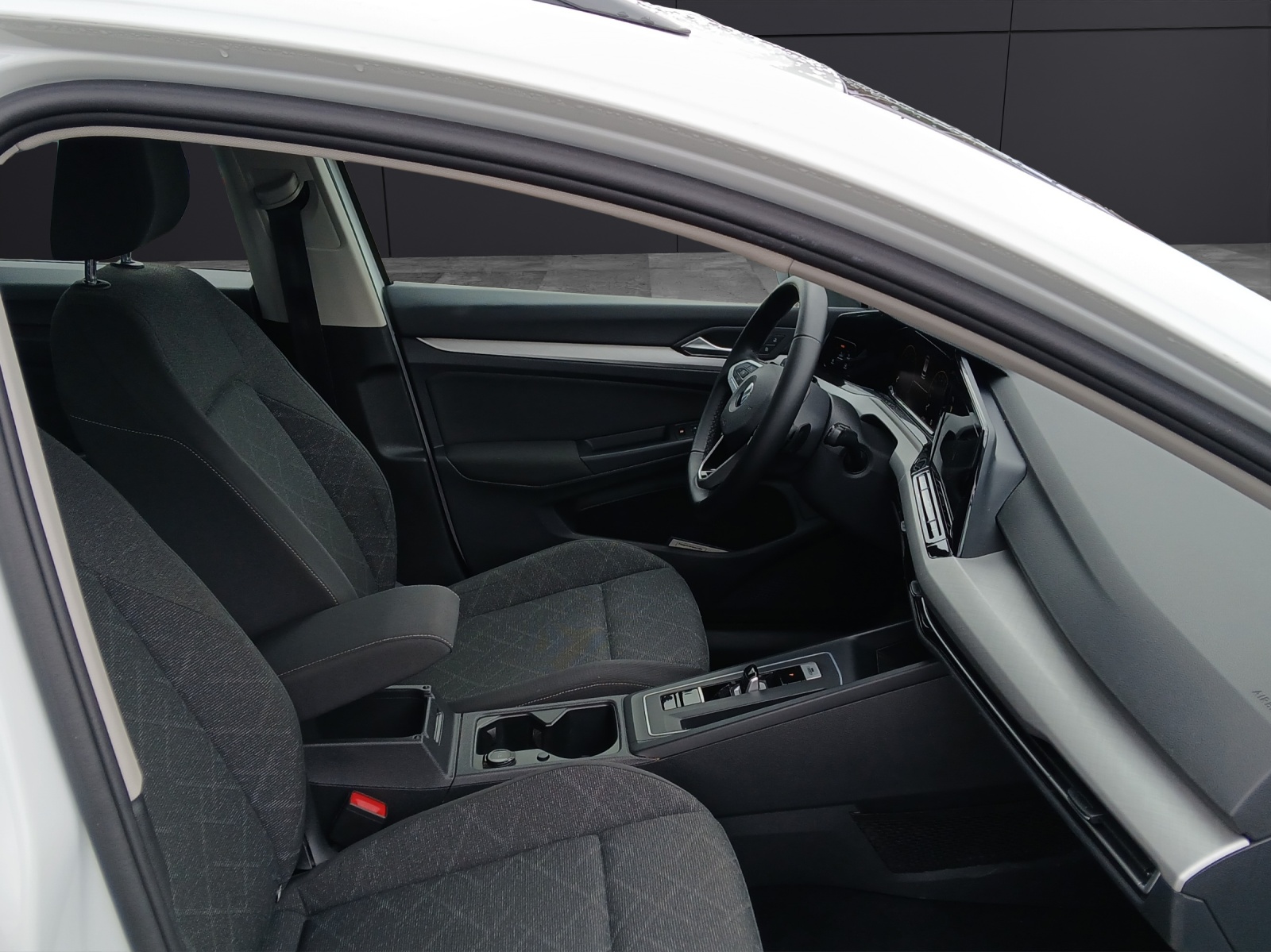 Fahrzeugabbildung Volkswagen Golf VIII Variant TDI Life DSG LED Navi AID ACC PDC SHZ