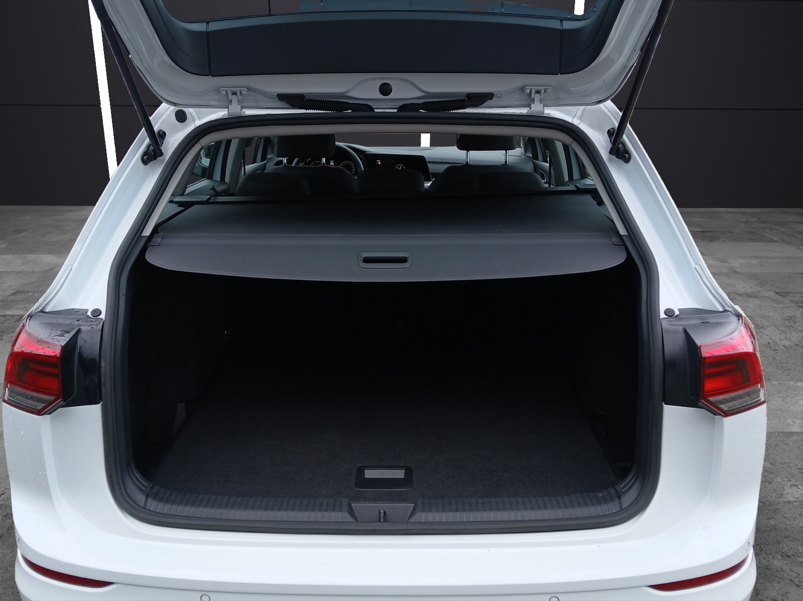 Fahrzeugabbildung Volkswagen Golf VIII Variant TDI Life DSG LED Navi AID ACC PDC SHZ