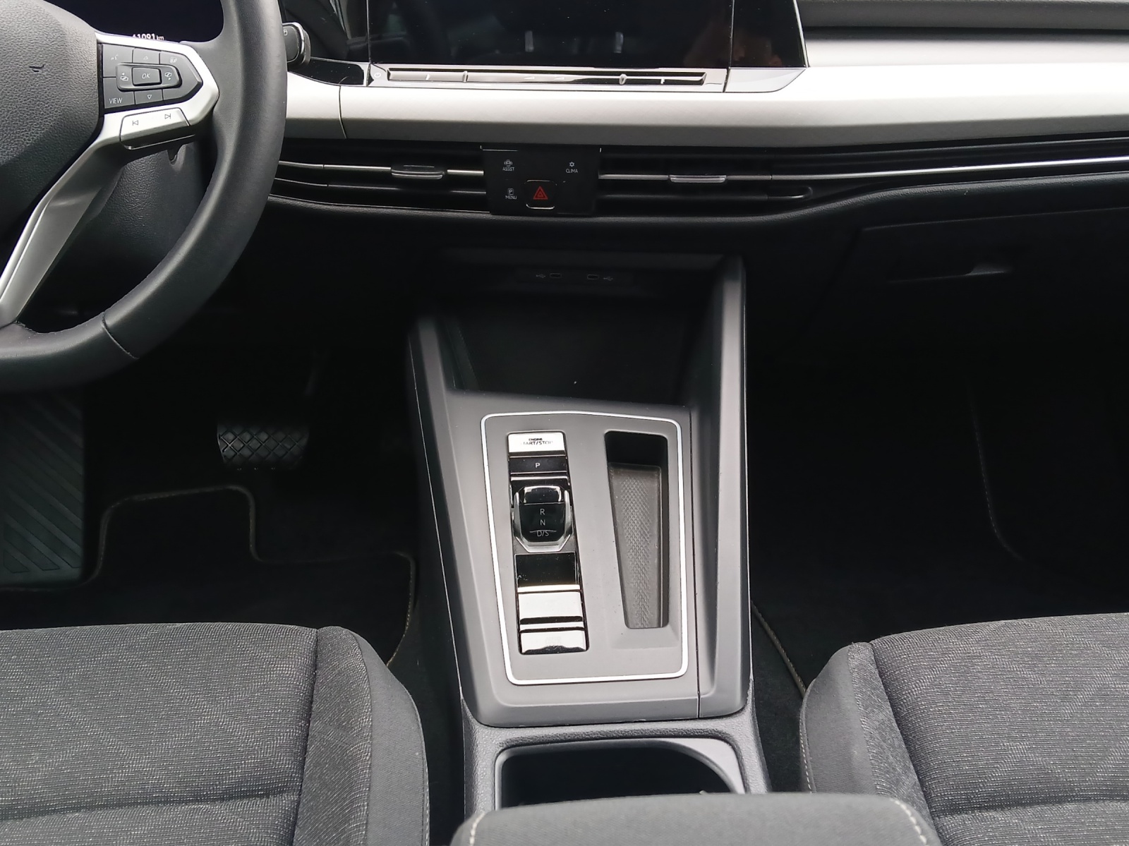 Fahrzeugabbildung Volkswagen Golf VIII Variant TDI Life DSG LED Navi AID ACC PDC SHZ