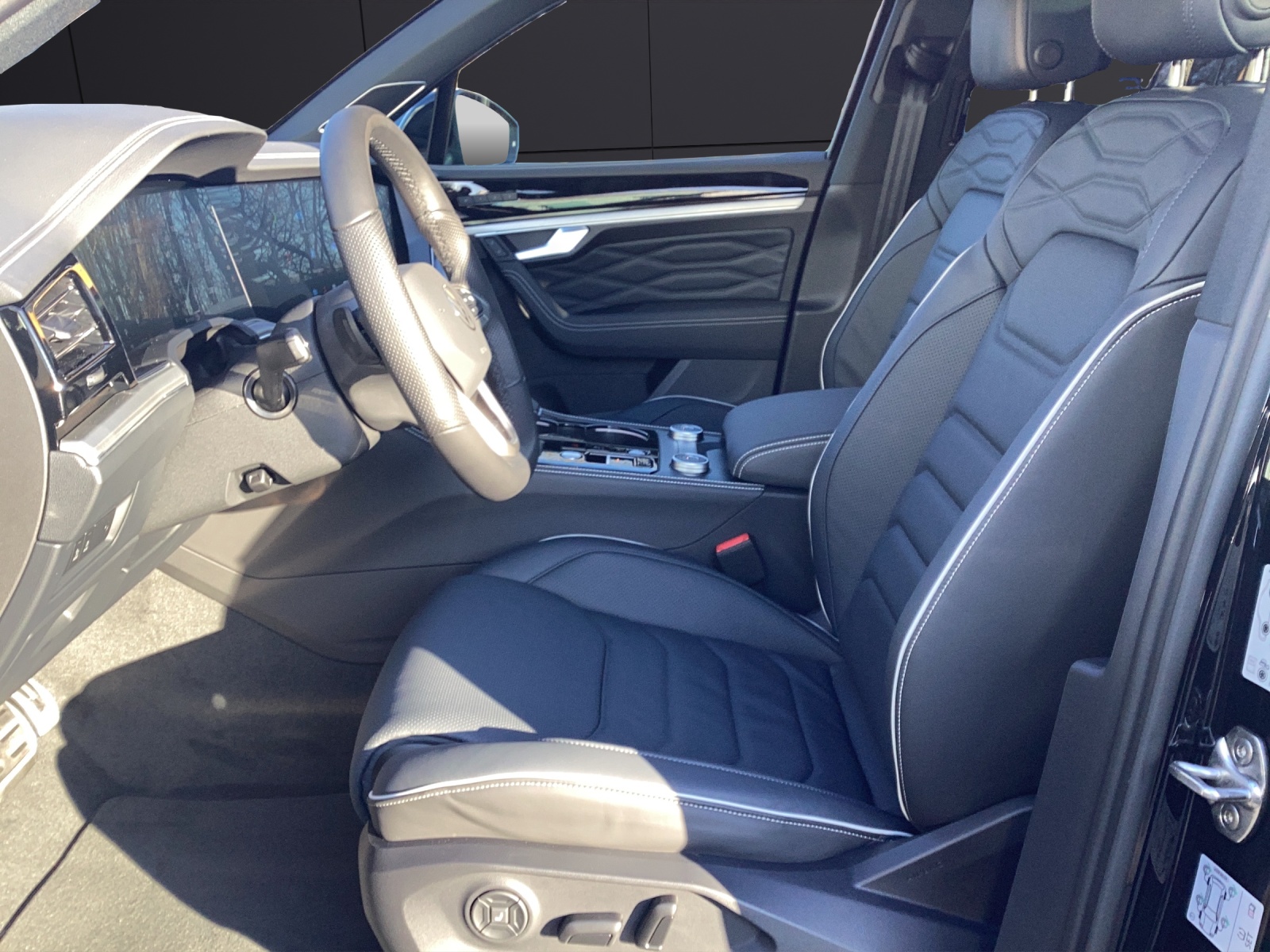 Fahrzeugabbildung Volkswagen Touareg R-Line Final Edition AHZV PANO STANDH.