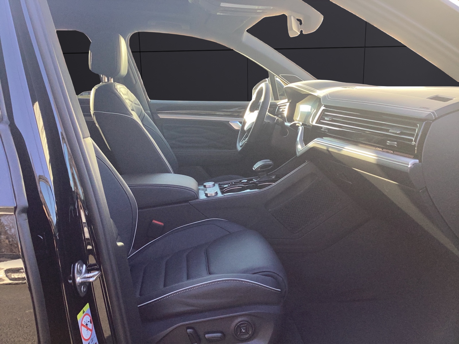 Fahrzeugabbildung Volkswagen Touareg R-Line Final Edition AHZV PANO STANDH.