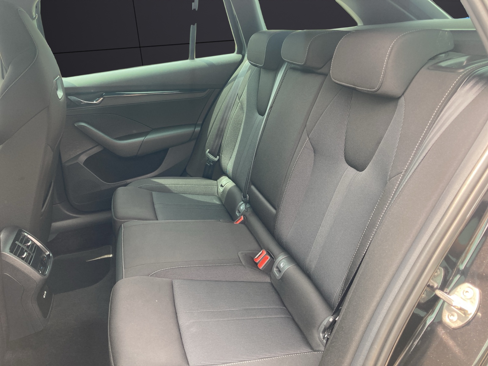 Fahrzeugabbildung SKODA Octavia Combi iV Sportline DSG Matrix AHK Navi HUD ACC RFK SH 19