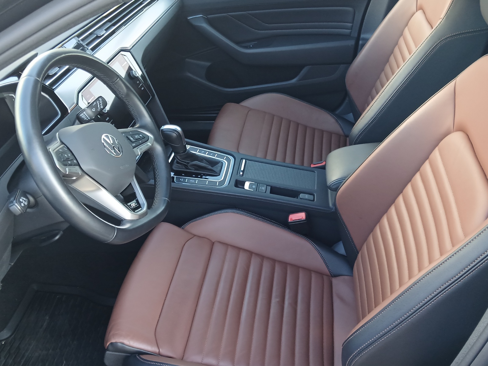 Fahrzeugabbildung Volkswagen Passat Variant TDI R-Line DSG Matrix AHK Navi Leder AID HUD Pano ACC RFK SH