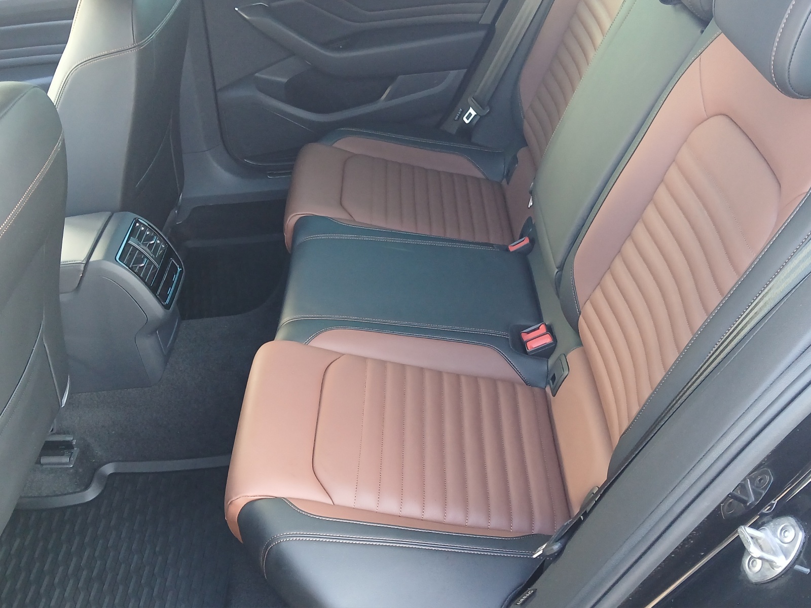 Fahrzeugabbildung Volkswagen Passat Variant TDI R-Line DSG Matrix AHK Navi Leder AID HUD Pano ACC RFK SH