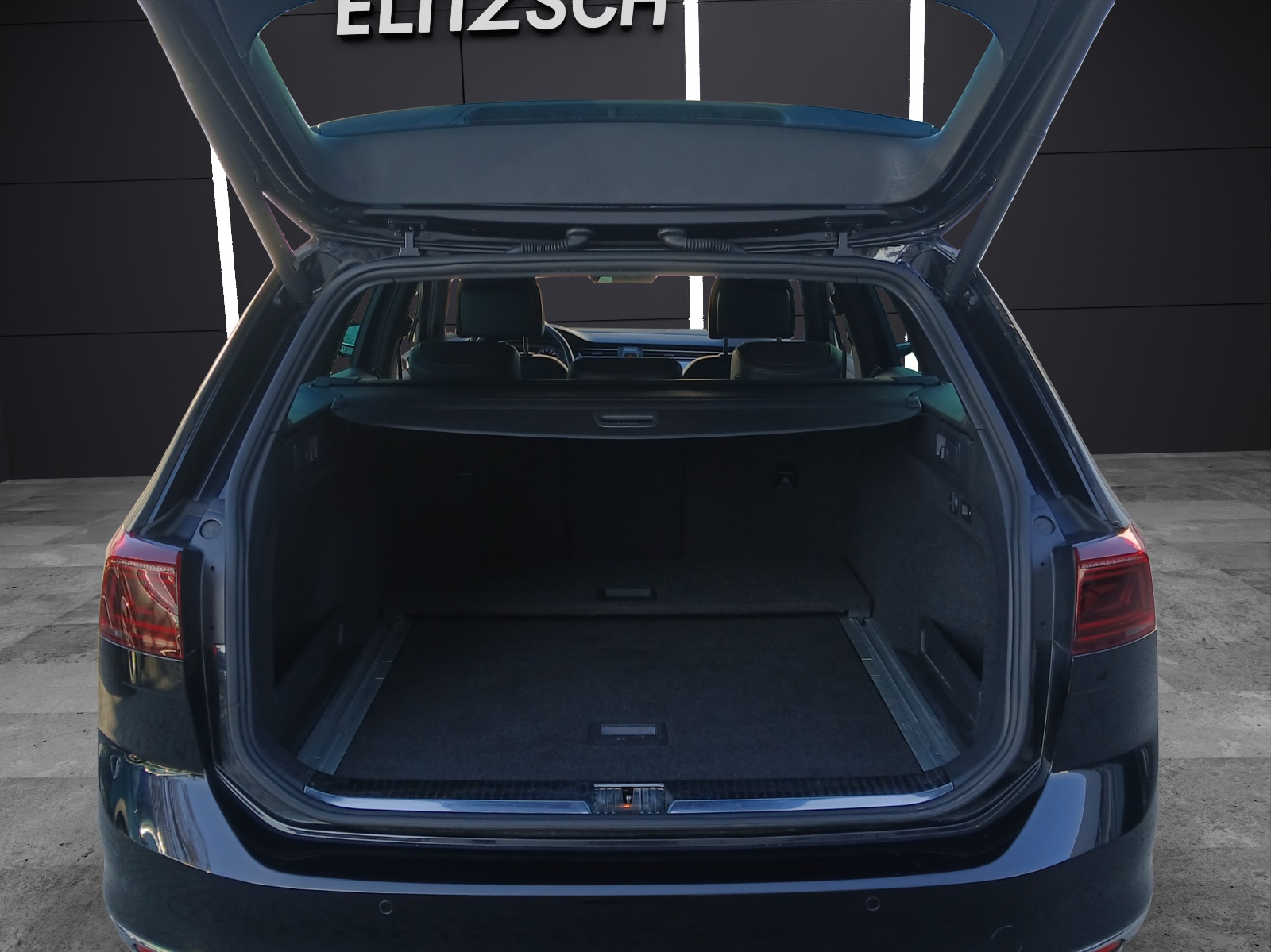 Fahrzeugabbildung Volkswagen Passat Variant TDI R-Line DSG Matrix AHK Navi Leder AID HUD Pano ACC RFK SH