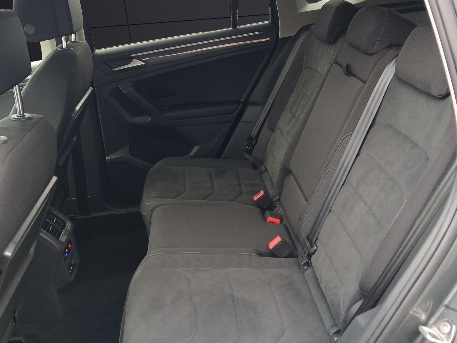 Fahrzeugabbildung Volkswagen Tiguan TDI Highline DSG 4M R-Line LED AHK Navi AID ACC RFK HUD SH 20