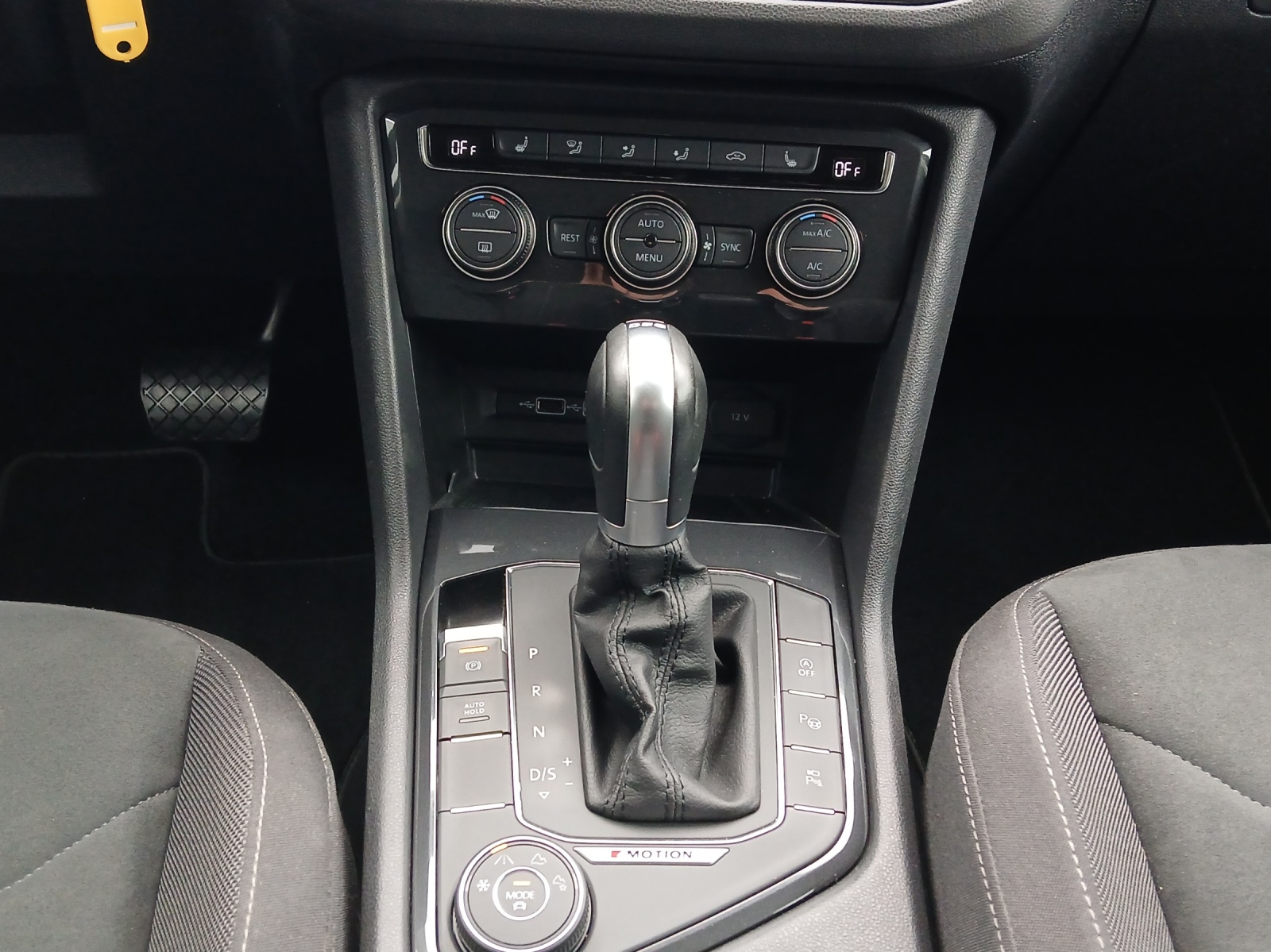 Fahrzeugabbildung Volkswagen Tiguan TDI Highline DSG 4M R-Line LED AHK Navi AID ACC RFK HUD SH 20