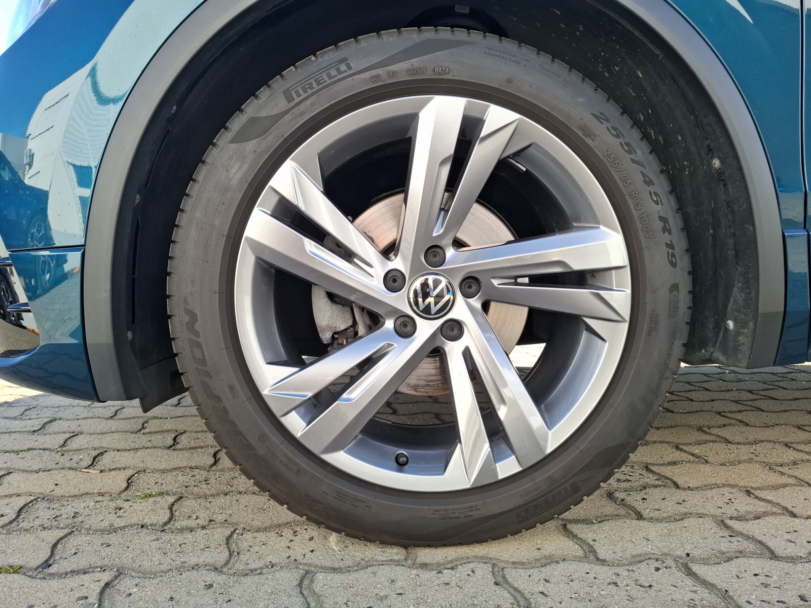 Fahrzeugabbildung Volkswagen Tiguan TSI R-line DSG Matrix Navi AID ACC 360° Pano 19
