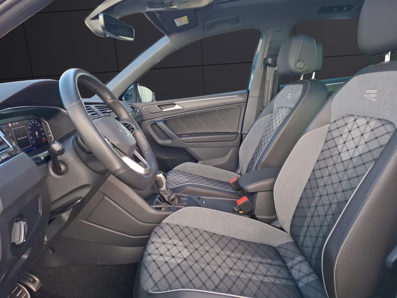 Fahrzeugabbildung Volkswagen Tiguan TSI R-line DSG Matrix Navi AID ACC 360° Pano 19