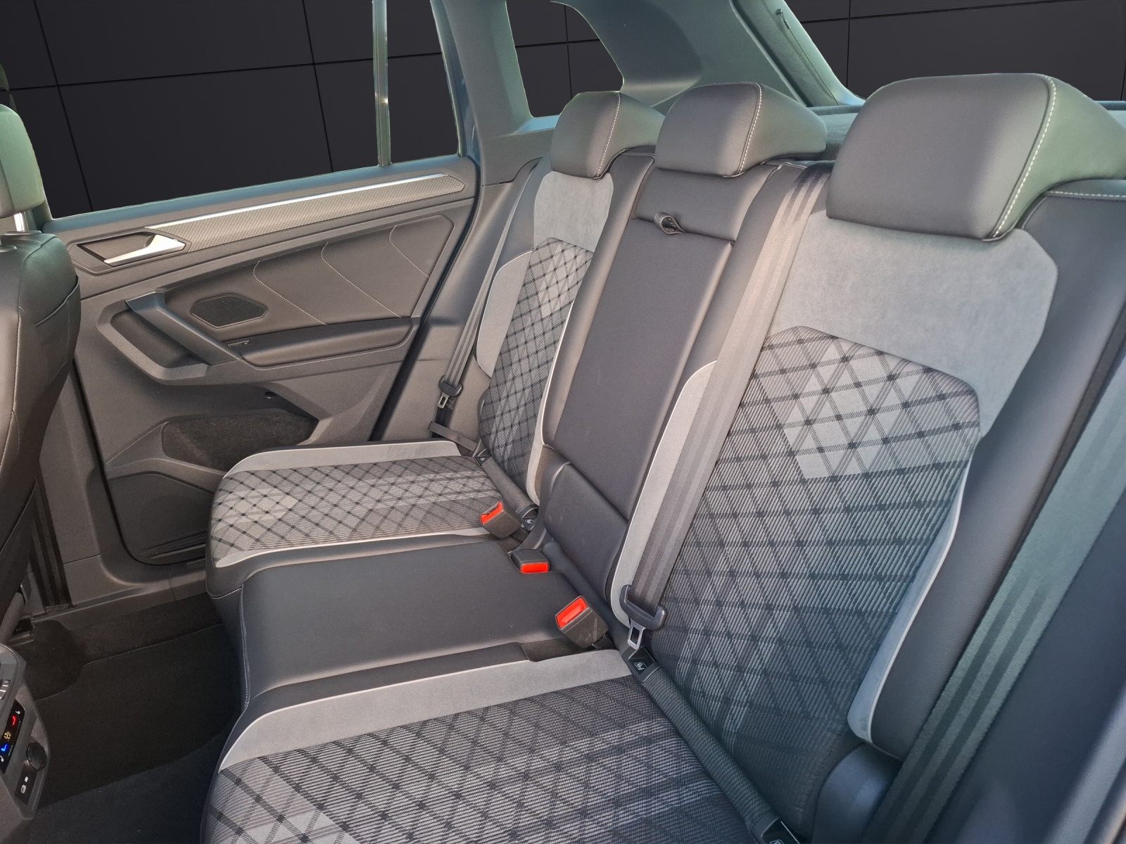 Fahrzeugabbildung Volkswagen Tiguan TSI R-line DSG Matrix Navi AID ACC 360° Pano 19