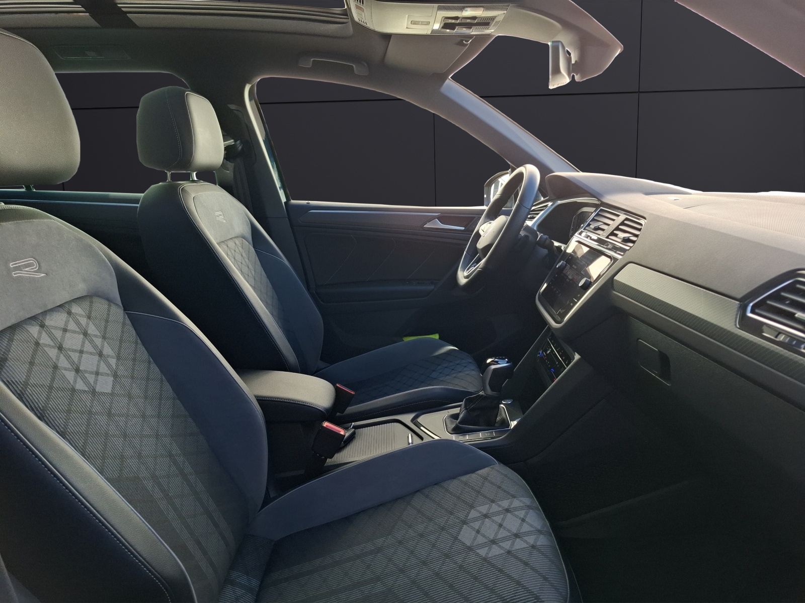 Fahrzeugabbildung Volkswagen Tiguan TSI R-line DSG Matrix Navi AID ACC 360° Pano 19