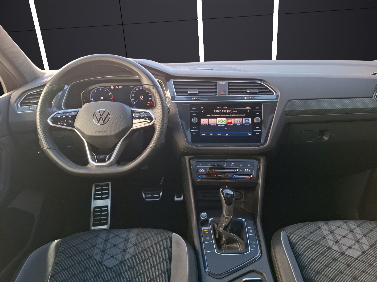 Fahrzeugabbildung Volkswagen Tiguan TSI R-line DSG Matrix Navi AID ACC 360° Pano 19