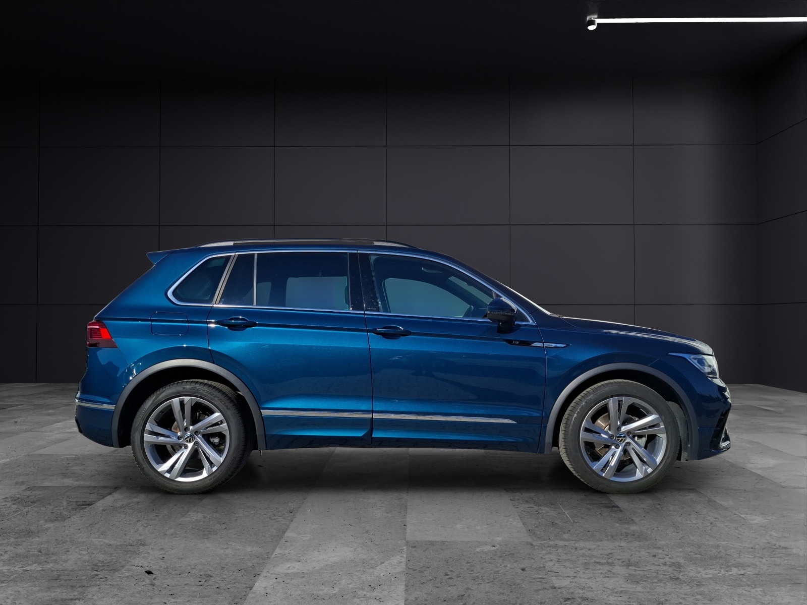 Fahrzeugabbildung Volkswagen Tiguan TSI R-line DSG Matrix Navi AID ACC 360° Pano 19