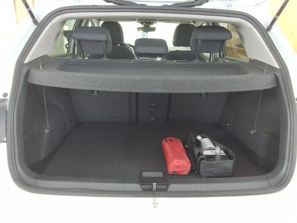 Fahrzeugabbildung Volkswagen Golf VIII TSI Life LED Navi AID ACC PDC SH LM