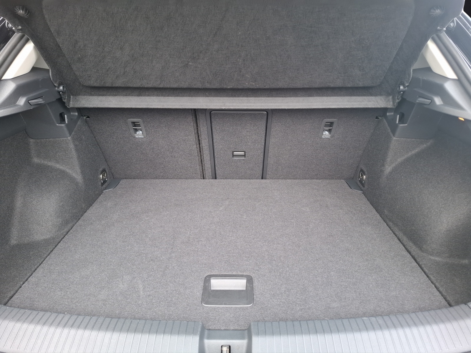Fahrzeugabbildung Volkswagen T-Roc TSI Life LED Navi AID Park-Assist SH LM