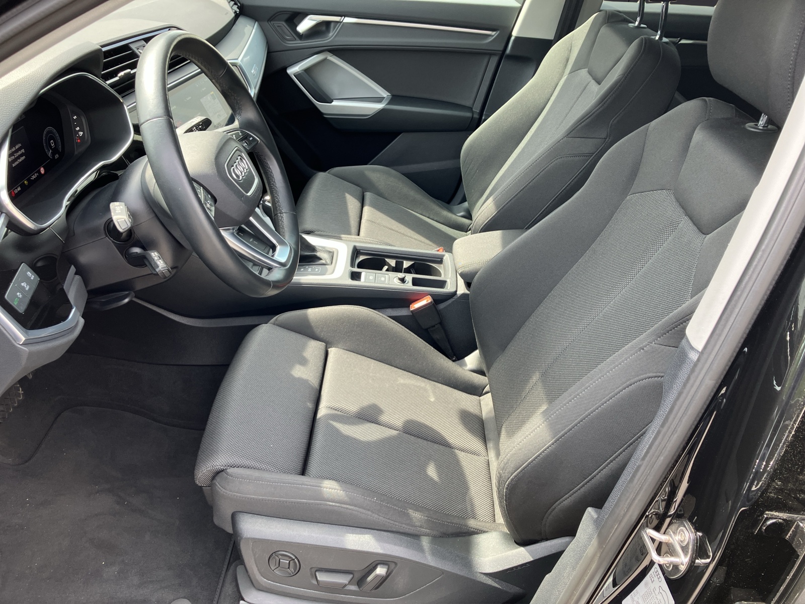 Fahrzeugabbildung Audi Q3 45 TFSI e MATRIX NAVI AHK RFK SHZ GRA