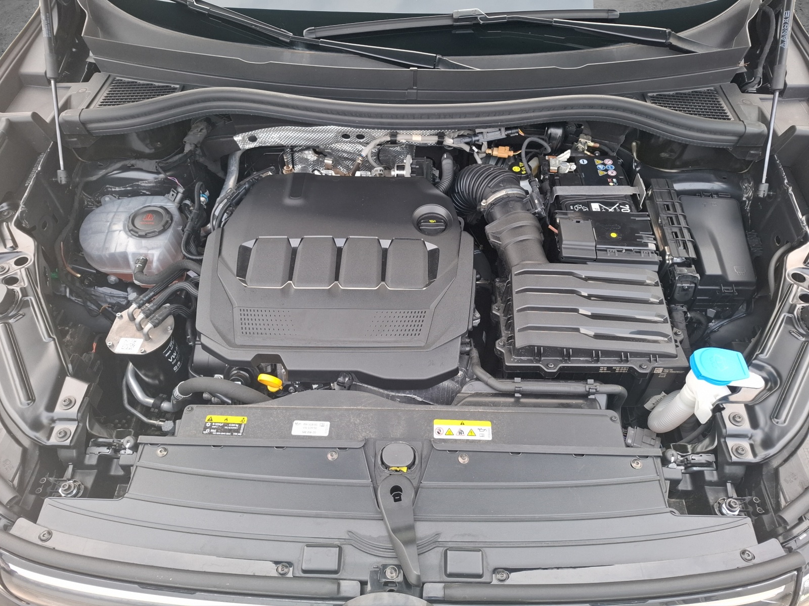 Fahrzeugabbildung Volkswagen Tiguan TDI DSG AHK HuD NAVI Kamera ACC PDC SHZ LM