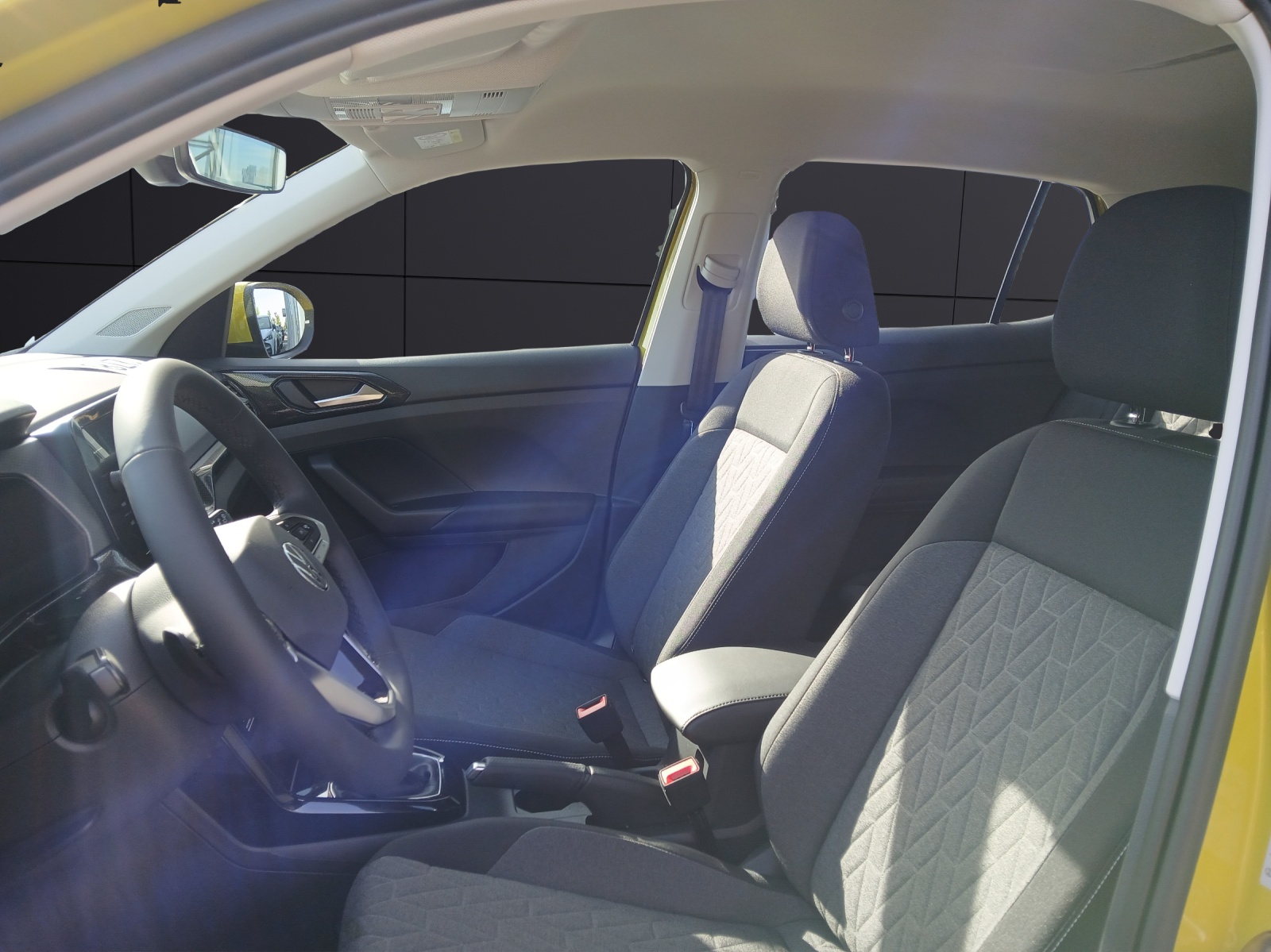 Fahrzeugabbildung Volkswagen T-Cross 1.0l Life DSG IQ.DRIVE SH Rear View Ganzjahresreifen