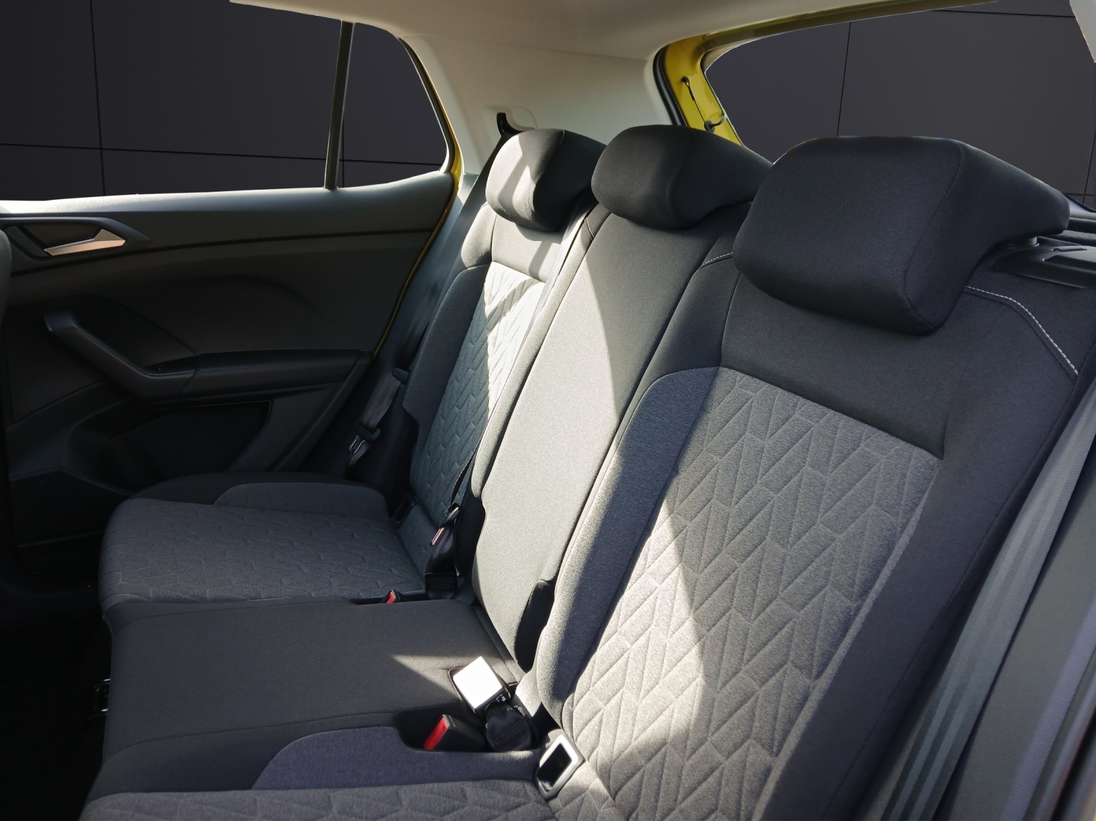 Fahrzeugabbildung Volkswagen T-Cross 1.0l Life DSG IQ.DRIVE SH Rear View Ganzjahresreifen