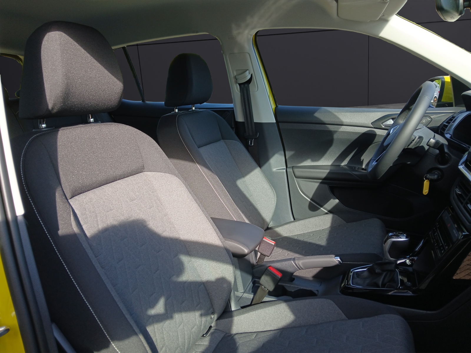 Fahrzeugabbildung Volkswagen T-Cross 1.0l Life DSG IQ.DRIVE SH Rear View Ganzjahresreifen