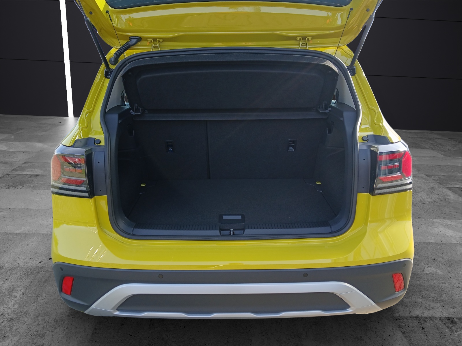 Fahrzeugabbildung Volkswagen T-Cross 1.0l Life DSG IQ.DRIVE SH Rear View Ganzjahresreifen