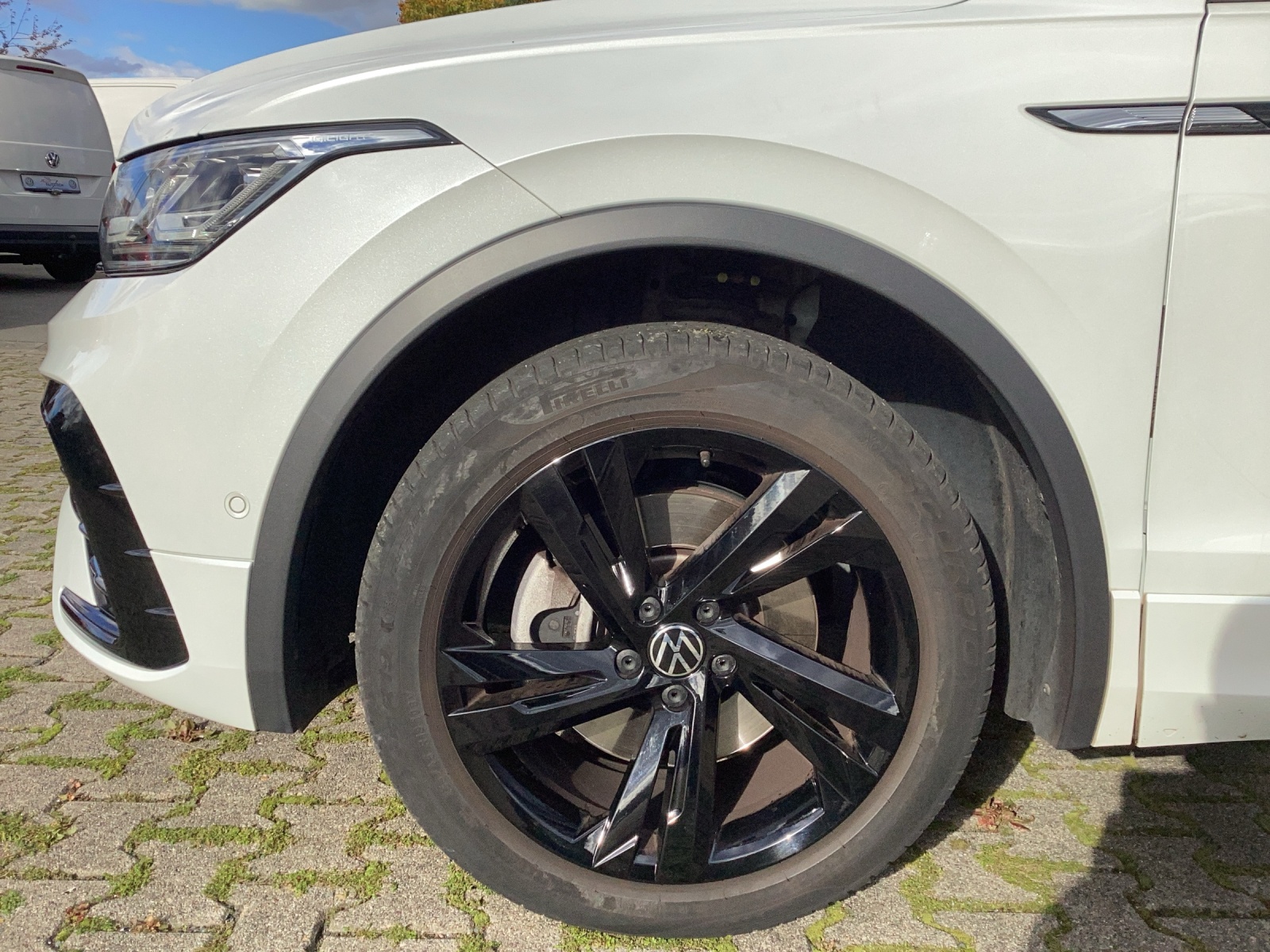 Fahrzeugabbildung Volkswagen Tiguan TSI R-Line DSG 4M Matrix AHK Navi AID ACC RFK SH 19