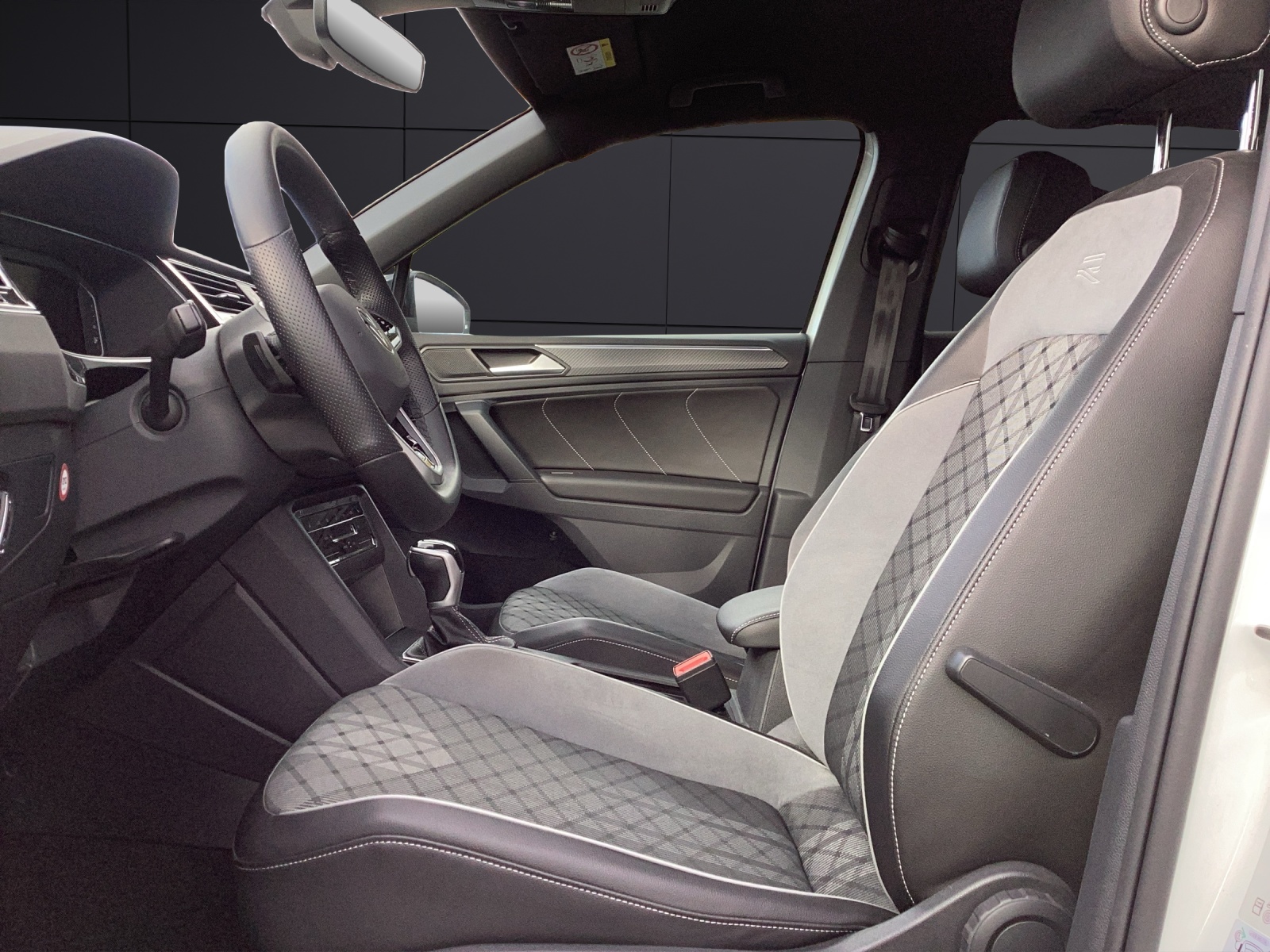 Fahrzeugabbildung Volkswagen Tiguan TSI R-Line DSG 4M Matrix AHK Navi AID ACC RFK SH 19
