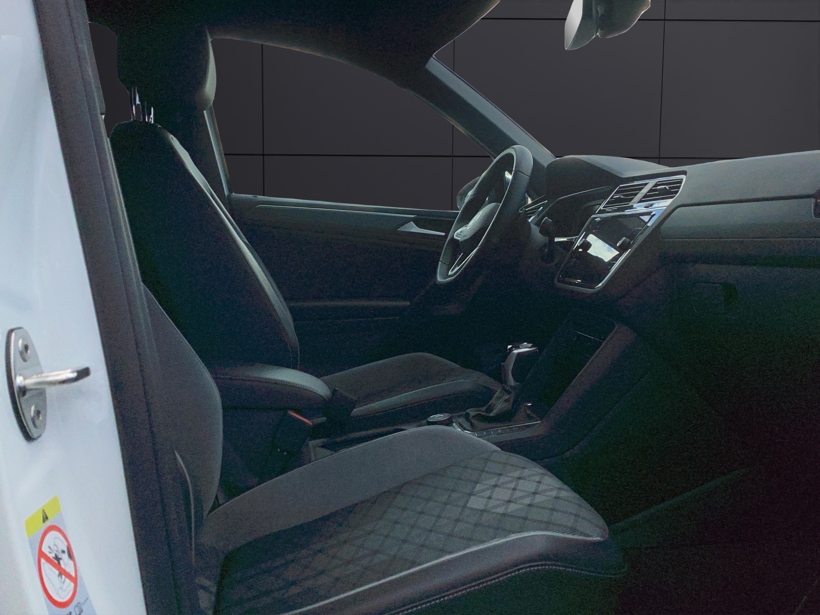 Fahrzeugabbildung Volkswagen Tiguan TSI R-Line DSG 4M Matrix AHK Navi AID ACC RFK SH 19