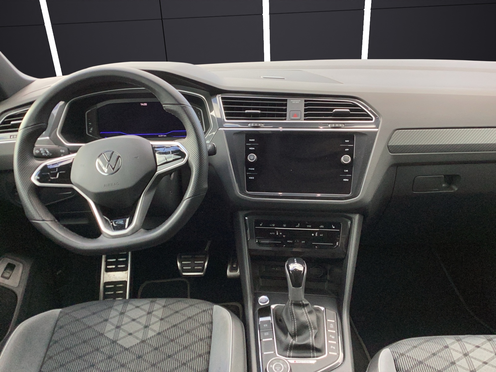 Fahrzeugabbildung Volkswagen Tiguan TSI R-Line DSG 4M Matrix AHK Navi AID ACC RFK SH 19