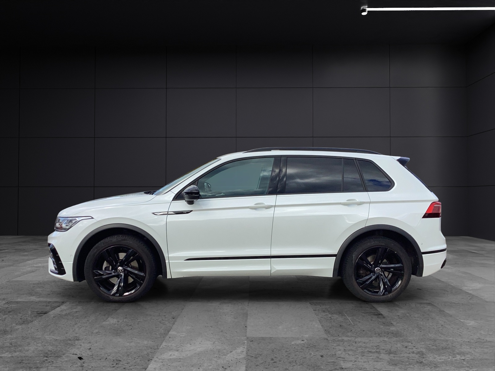 Fahrzeugabbildung Volkswagen Tiguan TSI R-Line DSG 4M Matrix AHK Navi AID ACC RFK SH 19