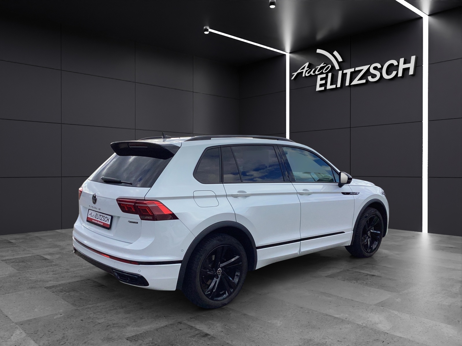 Fahrzeugabbildung Volkswagen Tiguan TSI R-Line DSG 4M Matrix AHK Navi AID ACC RFK SH 19