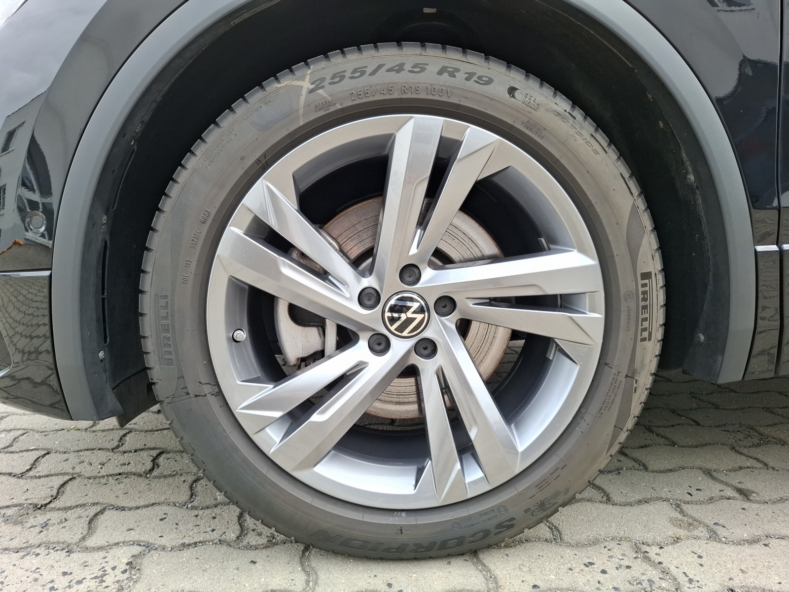 Fahrzeugabbildung Volkswagen Tiguan TSI R-Line 4M DSG Matrix AHK Navi Pano AID ACC RFK HUD 19