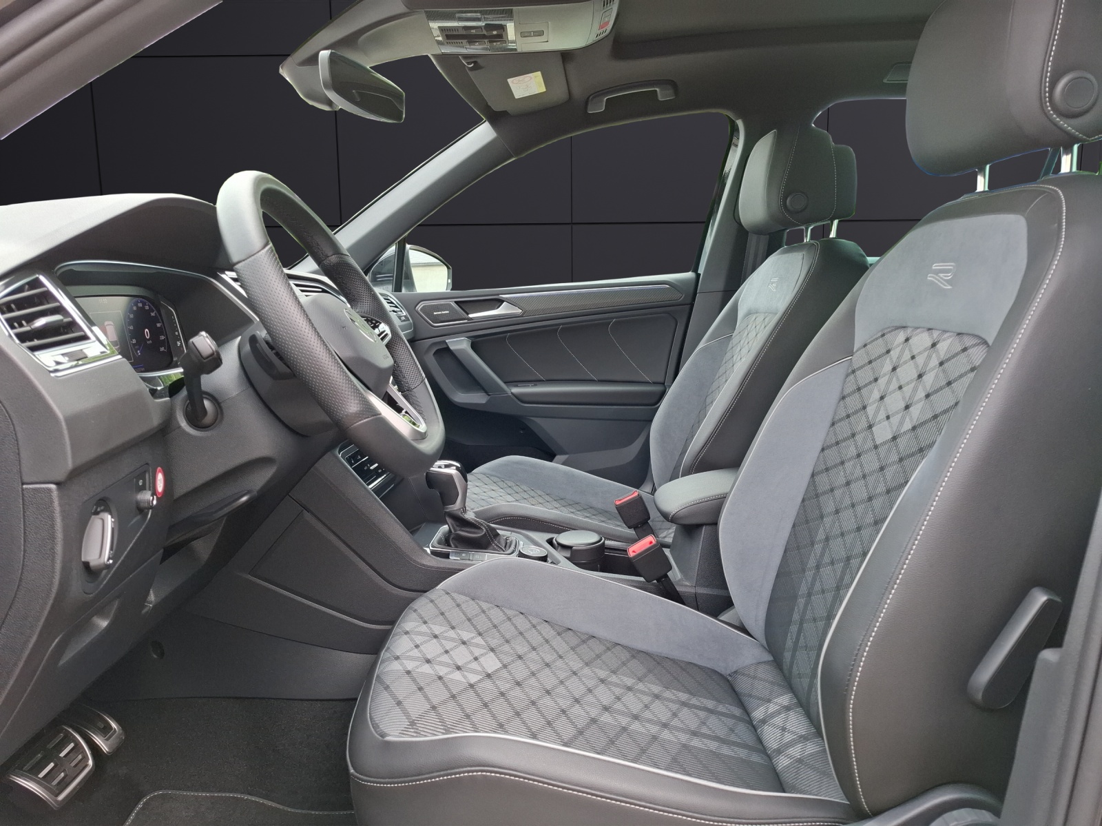 Fahrzeugabbildung Volkswagen Tiguan TSI R-Line 4M DSG Matrix AHK Navi Pano AID ACC RFK HUD 19